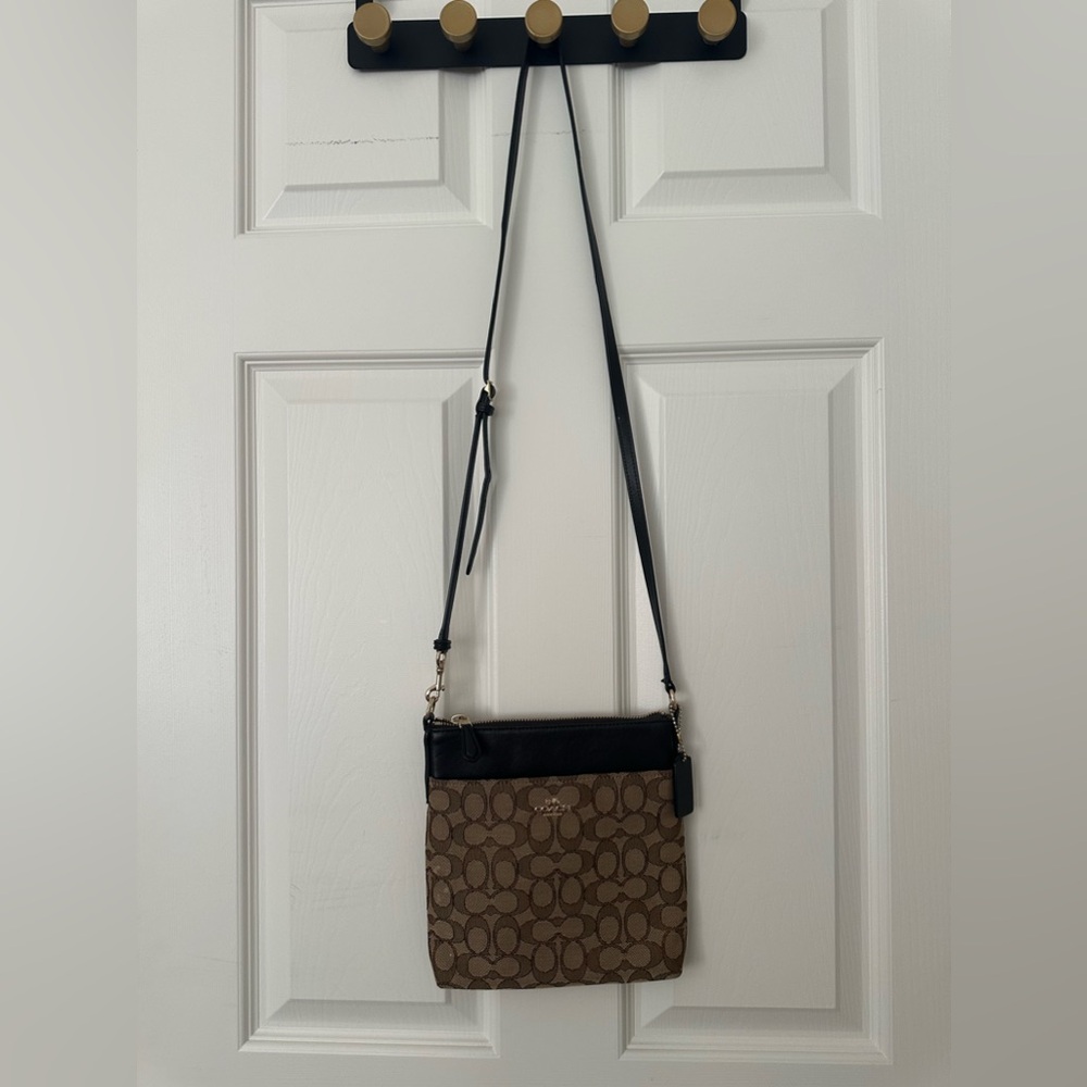 Small Coach crossbody signature series barely used